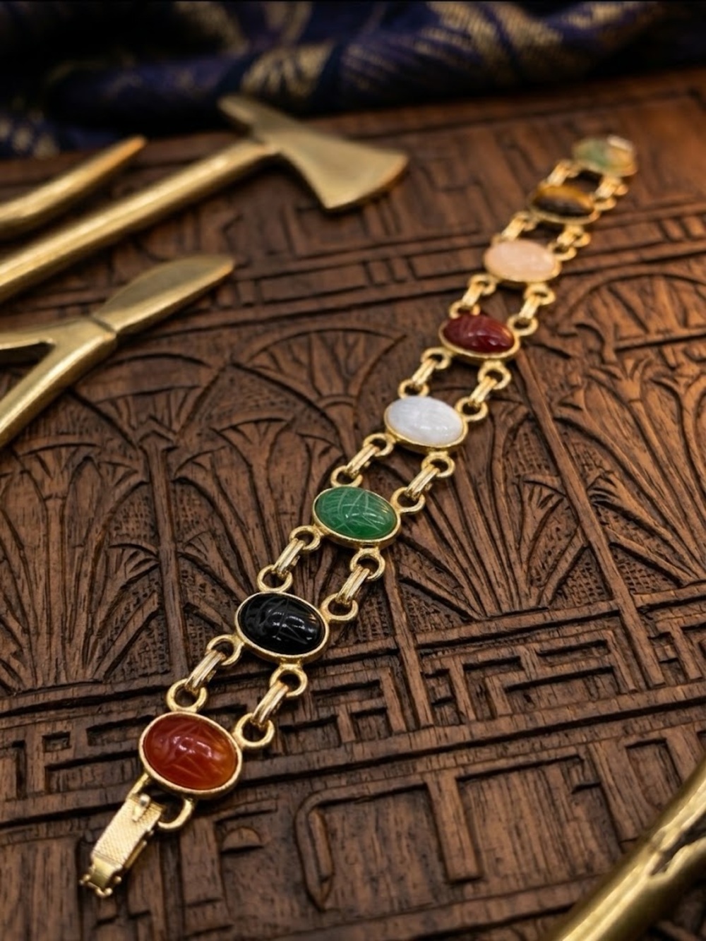 508. Vintage 1950s Scarab Gemstone Bracelet Carved Egyptian Revival 7 3/4β